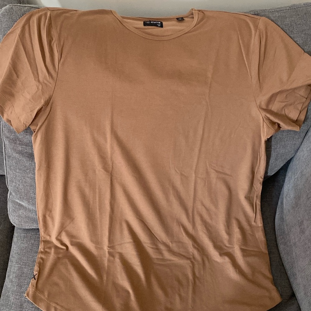 Mens Cuts curve hem t-shirt. Size XXL. Brown